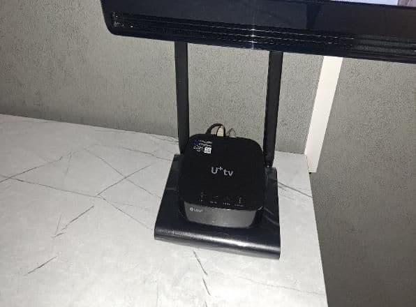 공사 후 몰딩과 거치대에 세운 셋톱박스