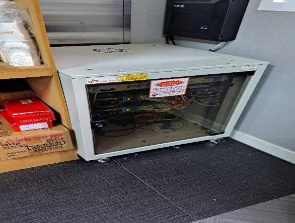 문을 닫은 흰 장비함과 주변 선반