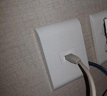 새로 단 객실 랜 단자에 꽂힌 랜선