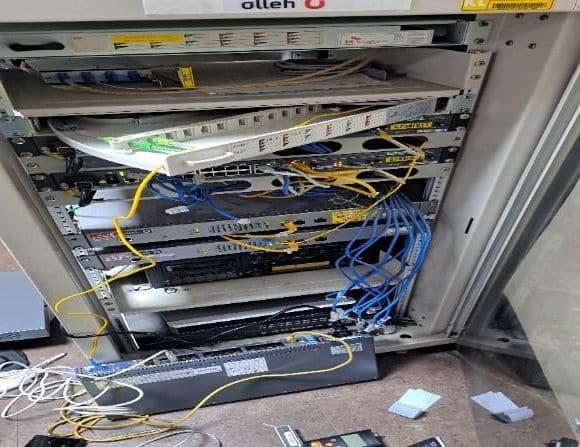 공사 전 선 색이 제각각으로 엉켜 있는 장비함