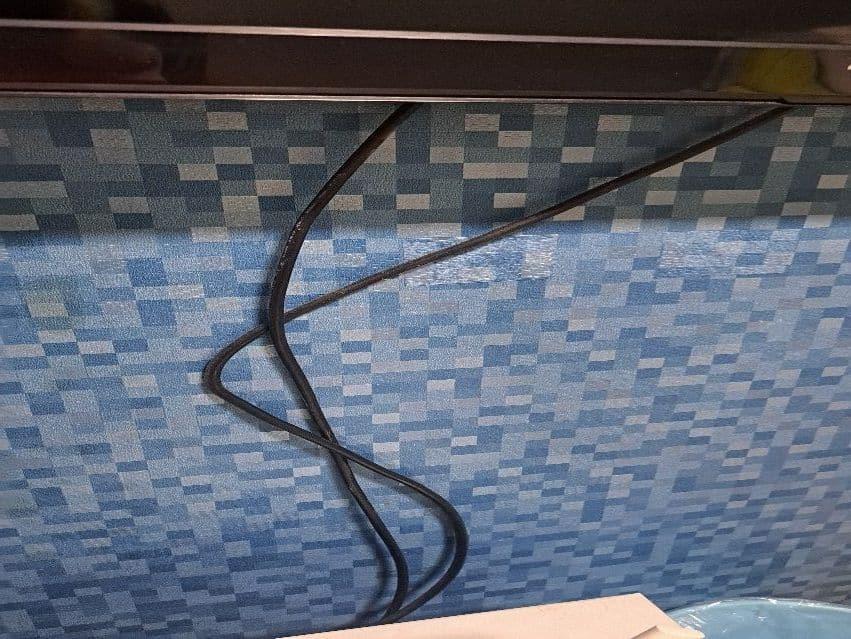 모자이크 무늬 벽 위로 엉켜 있는 검은 선