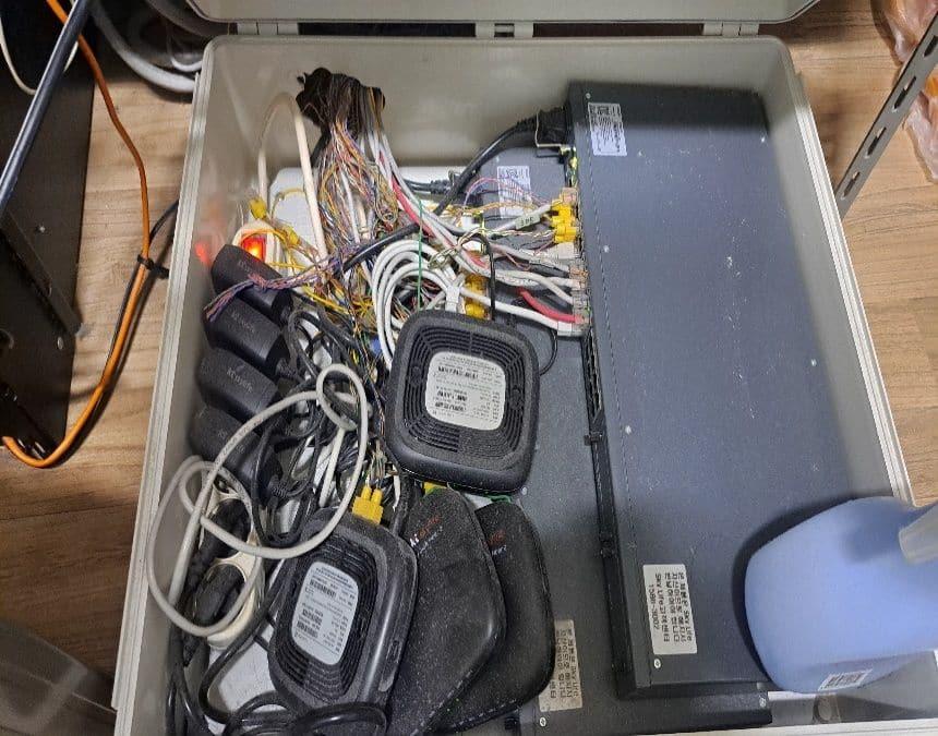 철제 함 안에 장비와 선이 엉켜 있던 공사 전 모습