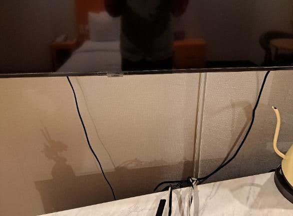 공사 전 티비 아래 벽에 늘어진 선