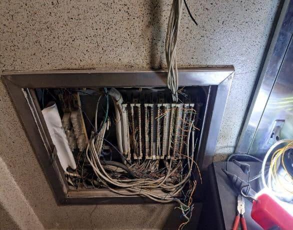 공사 전 벽 매립 통신함 안에 엉켜 있는 선과 단자