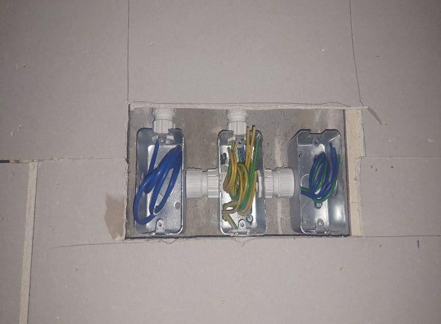 벽 마감 전 벽 속 상자에 들어와 있는 랜선
