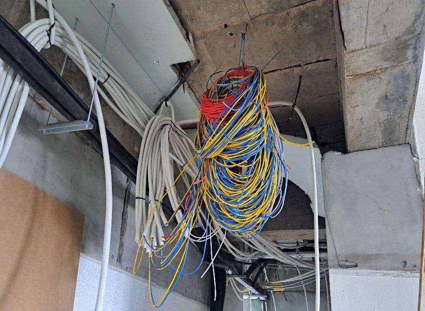층과 층 사이로 올라가는 랜선 다발