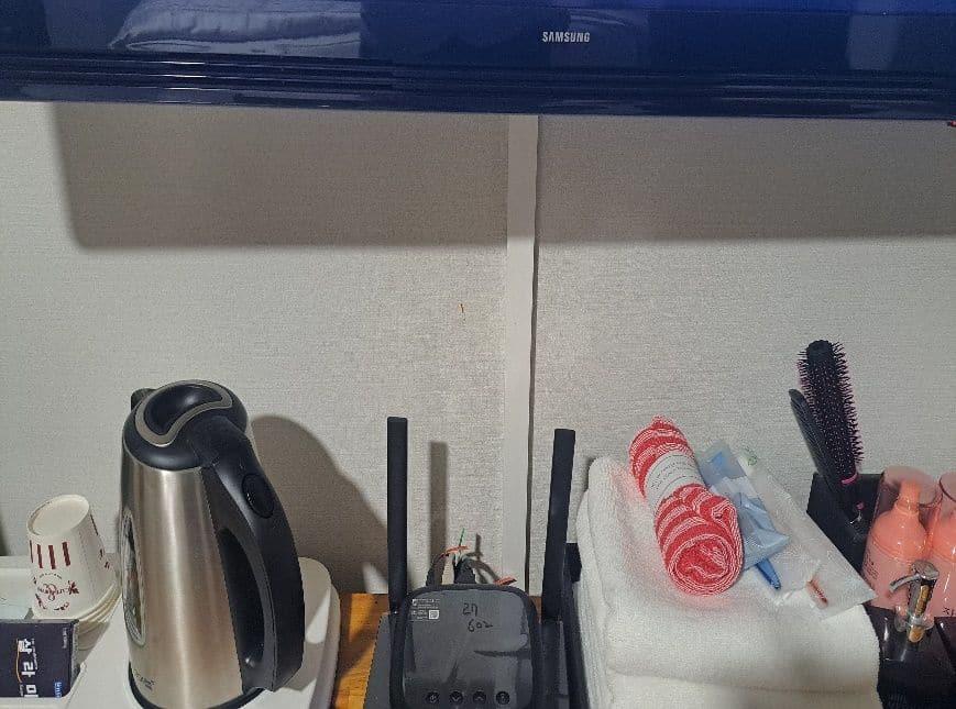 공사 후 몰딩으로 벽에 붙인 선과 셋톱박스