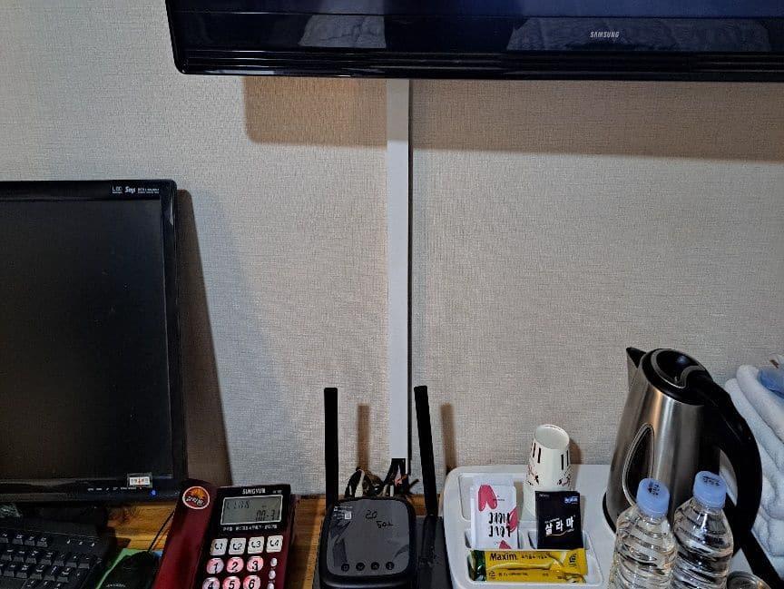 공사 전 전화기와 커피포트가 놓인 탁자