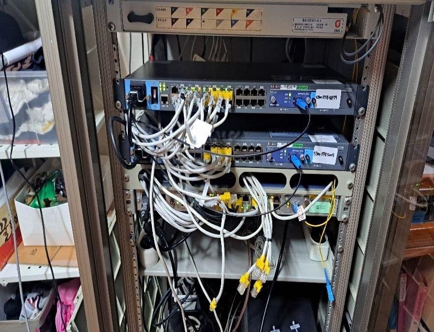 공사 전 선반 위에 엉켜 있던 장비와 선