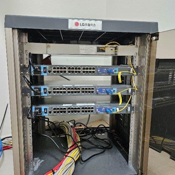 스위치 세 대를 먼저 달아 둔 빈 장비함
