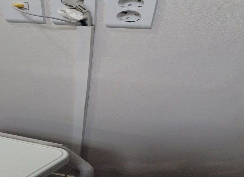 침대 난간 옆으로 늘어진 티비 선, 대구 병원 38대는 몰딩으로 벽에 붙였습니다