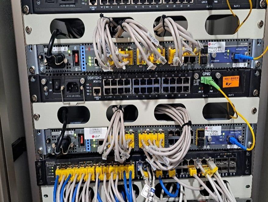 공사 후 스위치를 더해 정리한 장비함
