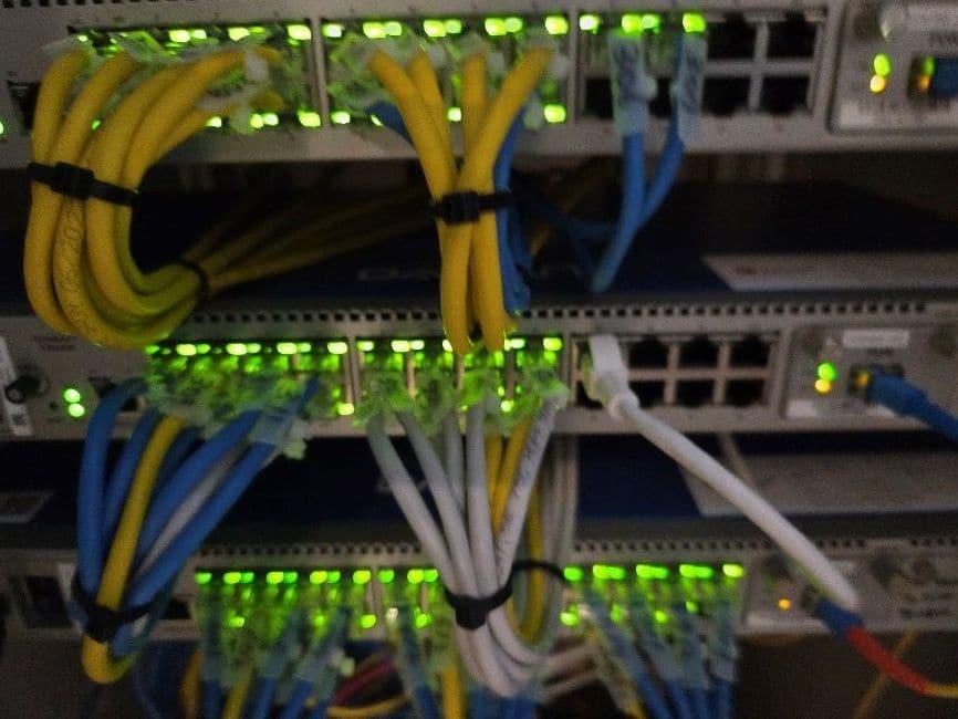 작업 후 장비함, 같은 선들이 색깔별로 묶여 고리 모양으로 정리돼 있다