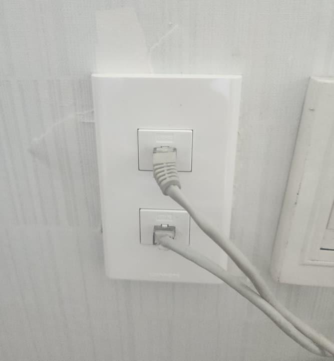 작업 후 새로 단 흰색 랜 단자에 선 두 가닥이 꽂혀 있다