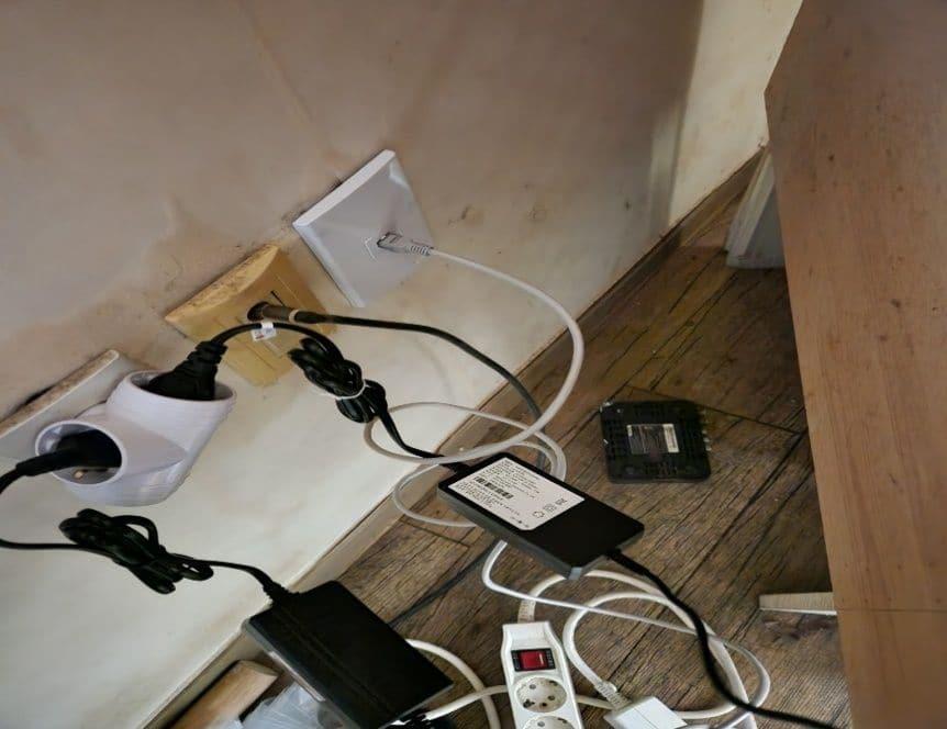 객실 바닥 가까운 벽의 랜 단자와 멀티탭