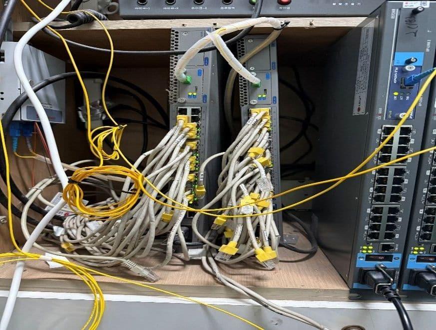 수납장 안 스위치와 노란 광케이블