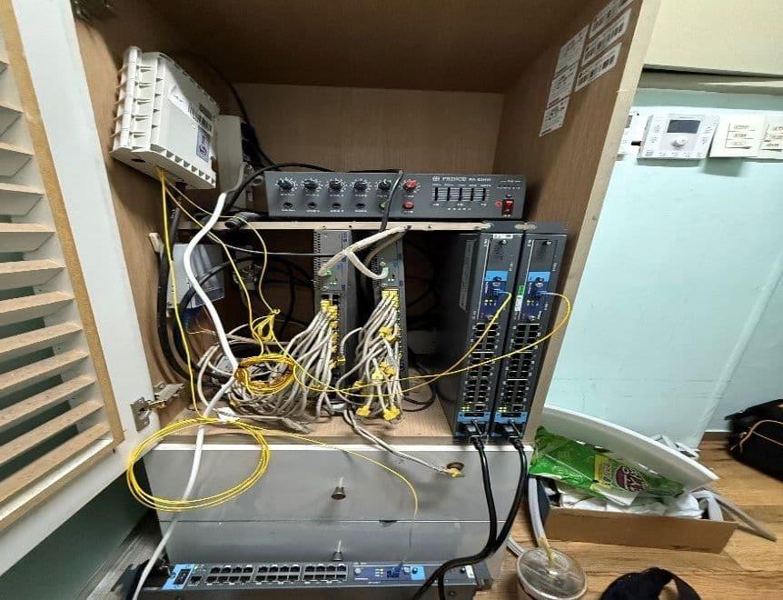 공사 전 카운터 나무 수납장 안 기존 장비