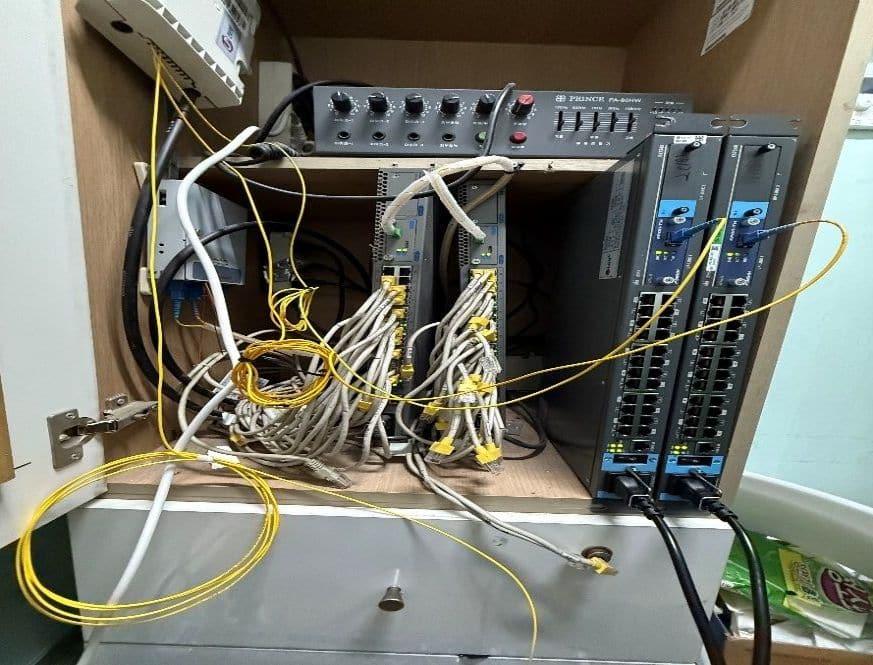 공사 전 수납장 안 장비와 선