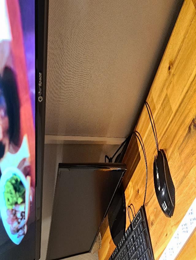 객실 벽을 따라 몰딩 안으로 정리된 IPTV 랜선 마감