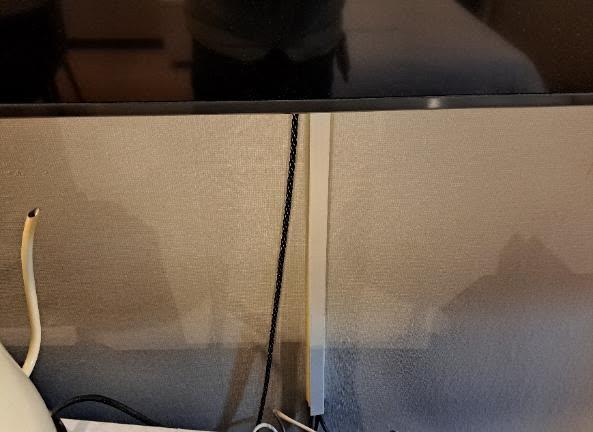 모텔 객실 티비 뒤 배선을 몰딩으로 정리한 상태