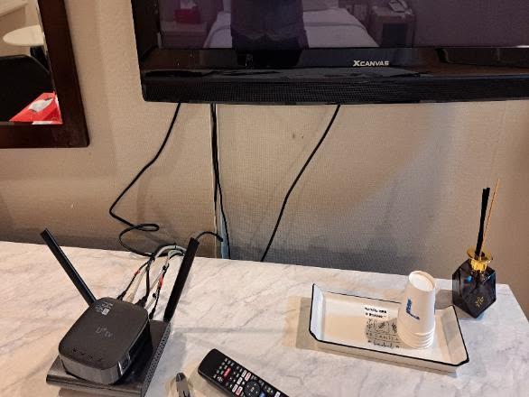 모텔 객실 티비 교체 전, 벽으로 나와 있는 배선 상태
