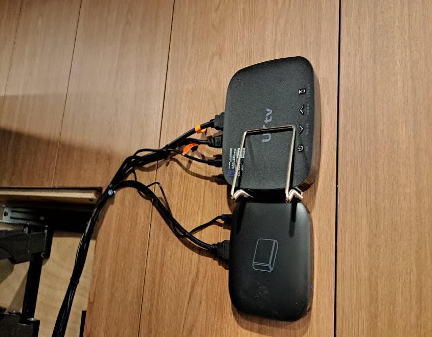 호텔 객실 티비 뒤에 설치한 IPTV 셋톱박스와 랜선 연결 상태