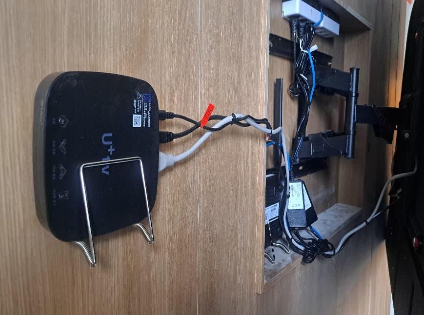 호텔 객실 티비 뒤에 설치된 단체형 IPTV 셋톱박스