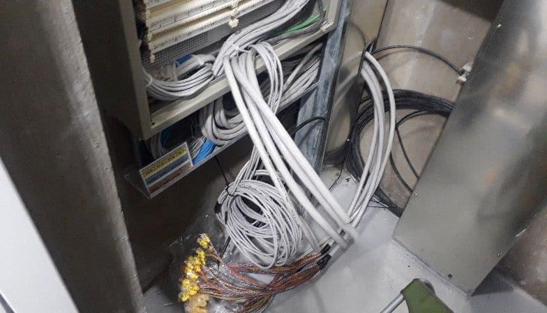 공사 전 통신실 벽장 안으로 늘어진 하얀 선 다발