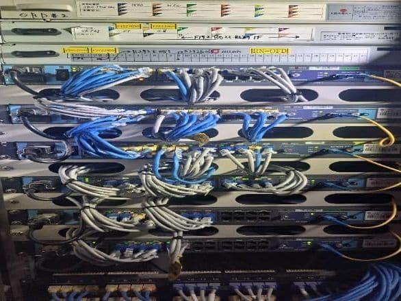 7층 통신실 장비함에 줄지어 들어간 스위치와 객실별 파란 선