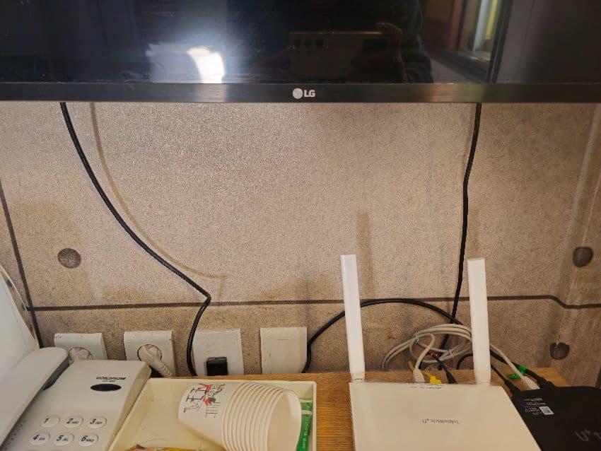 다른 객실 티비 아래 탁자의 전화기와 공유기