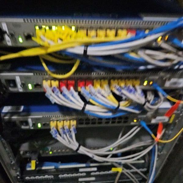 공사 전 장비함 안 스위치와 노란 선