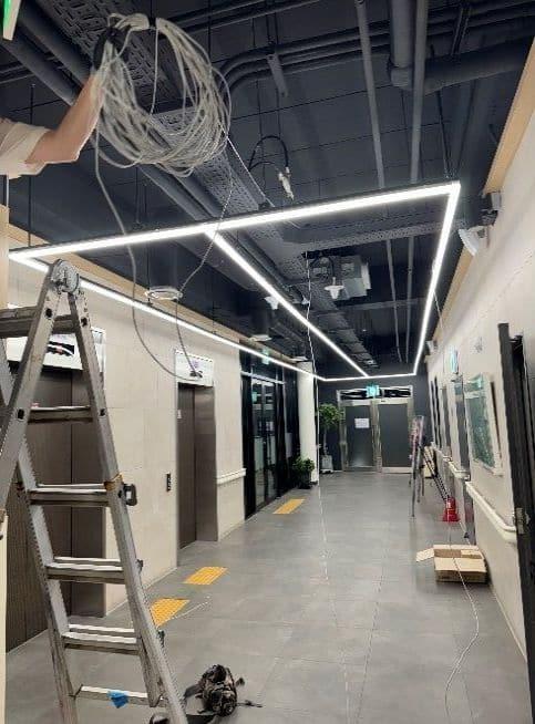 복도 천장 안으로 랜선 뭉치를 올리는 작업