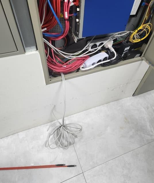 벽함에서 바닥으로 내려와 감겨 있는 새 랜선